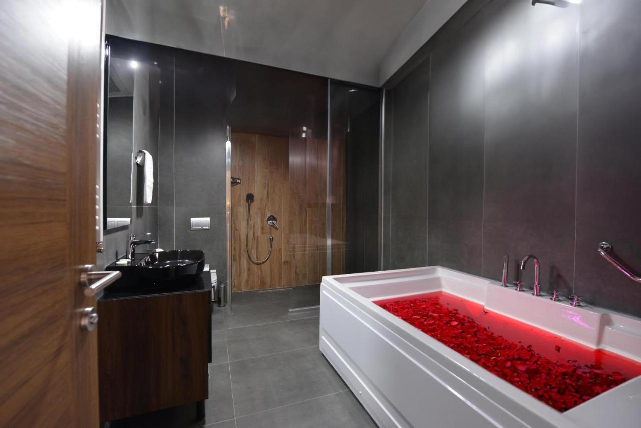 Istport Garden Hotels Arnavutkoy Dış mekan fotoğraf A bathroom with a shower and a bathtub